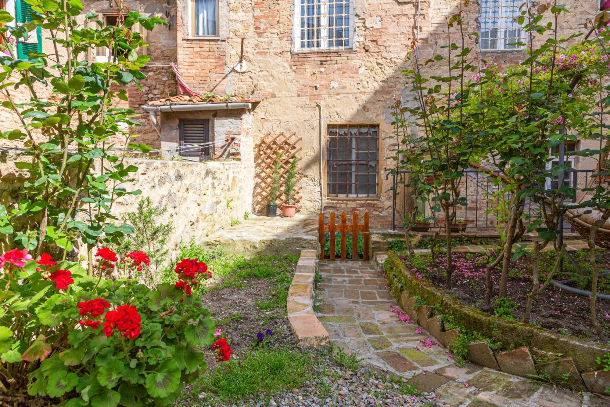 Il Cantuccio- Appartamento In Centro Con Giardino Volterra Exterior photo