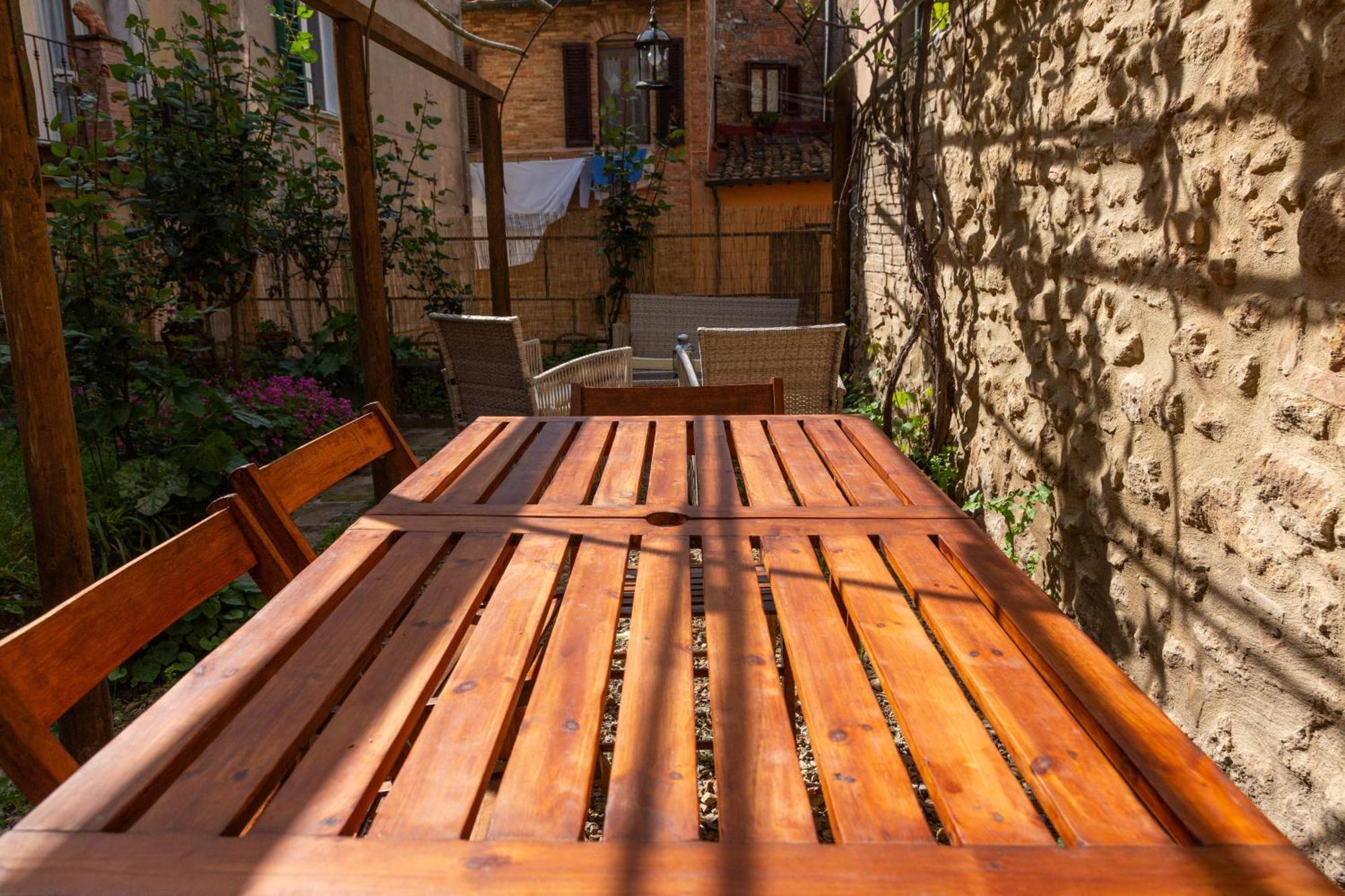 Il Cantuccio- Appartamento In Centro Con Giardino Volterra Exterior photo