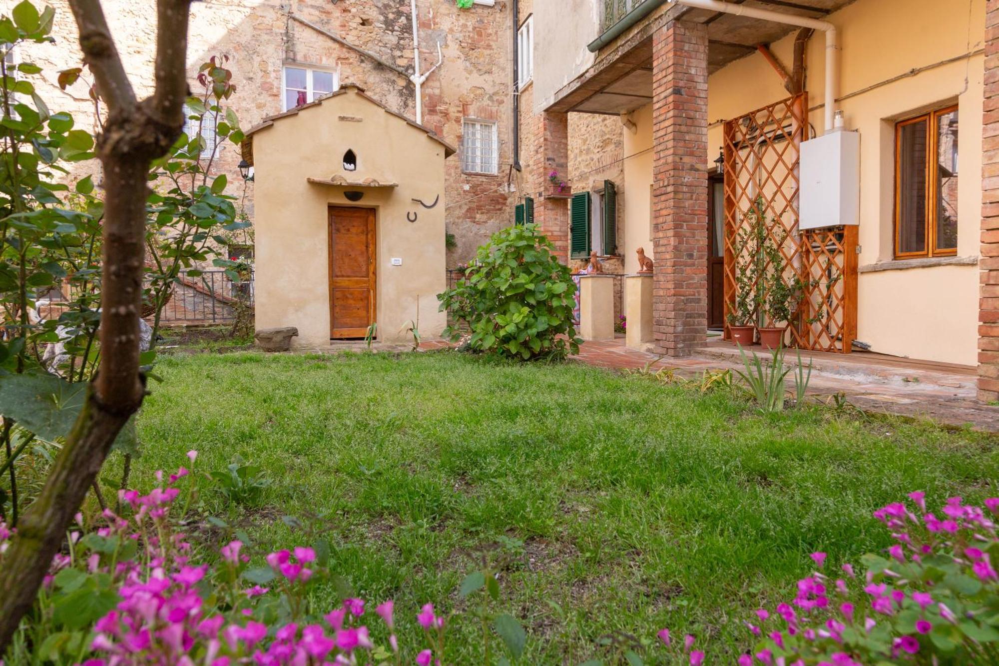 Il Cantuccio- Appartamento In Centro Con Giardino Volterra Exterior photo