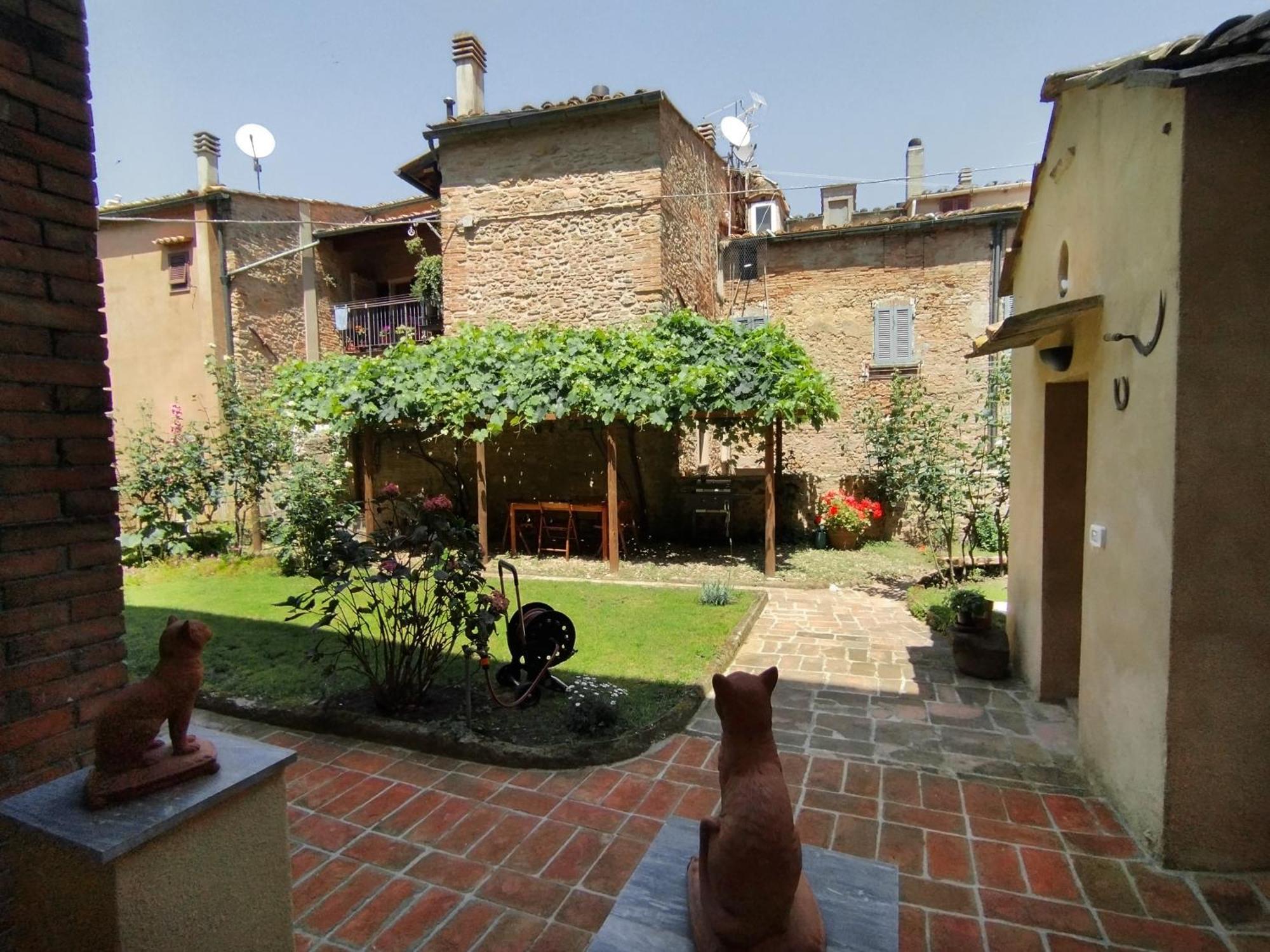 Il Cantuccio- Appartamento In Centro Con Giardino Volterra Exterior photo