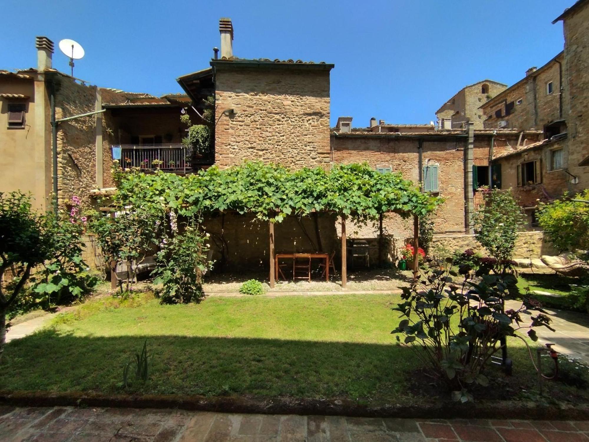 Il Cantuccio- Appartamento In Centro Con Giardino Volterra Exterior photo