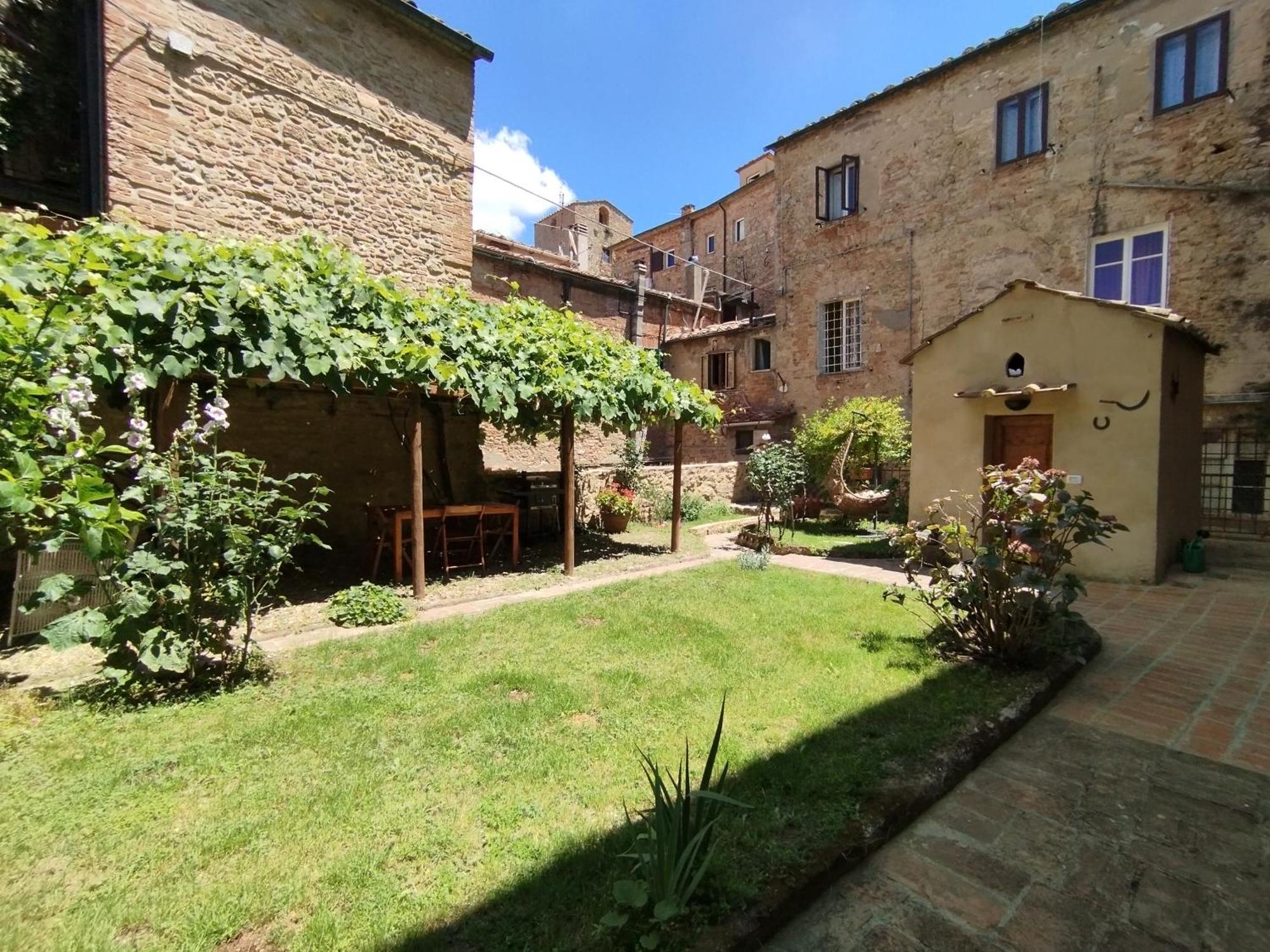 Il Cantuccio- Appartamento In Centro Con Giardino Volterra Exterior photo