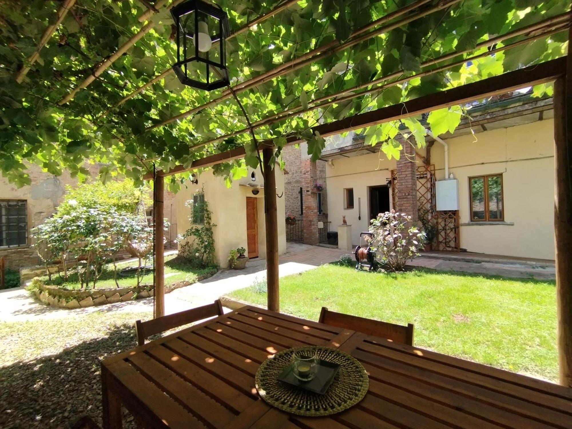 Il Cantuccio- Appartamento In Centro Con Giardino Volterra Exterior photo